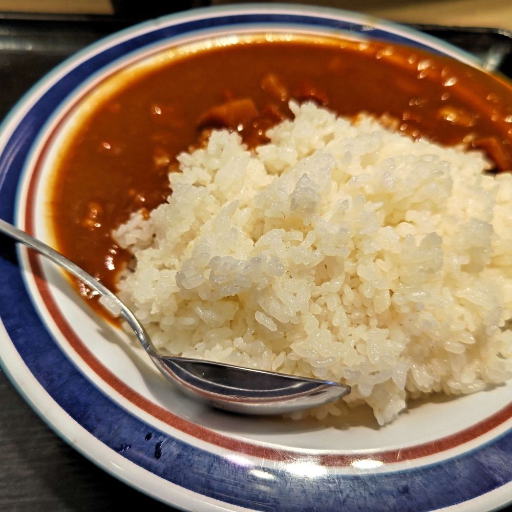 ねぎとろ丼食べ食べおばさん