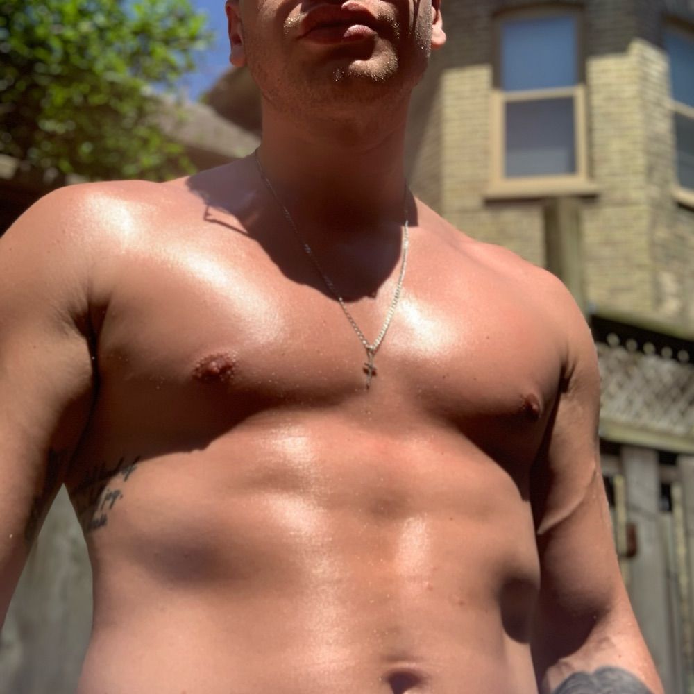 La la la Leo 🍑 27K ♌️ GOGO BOY 😈