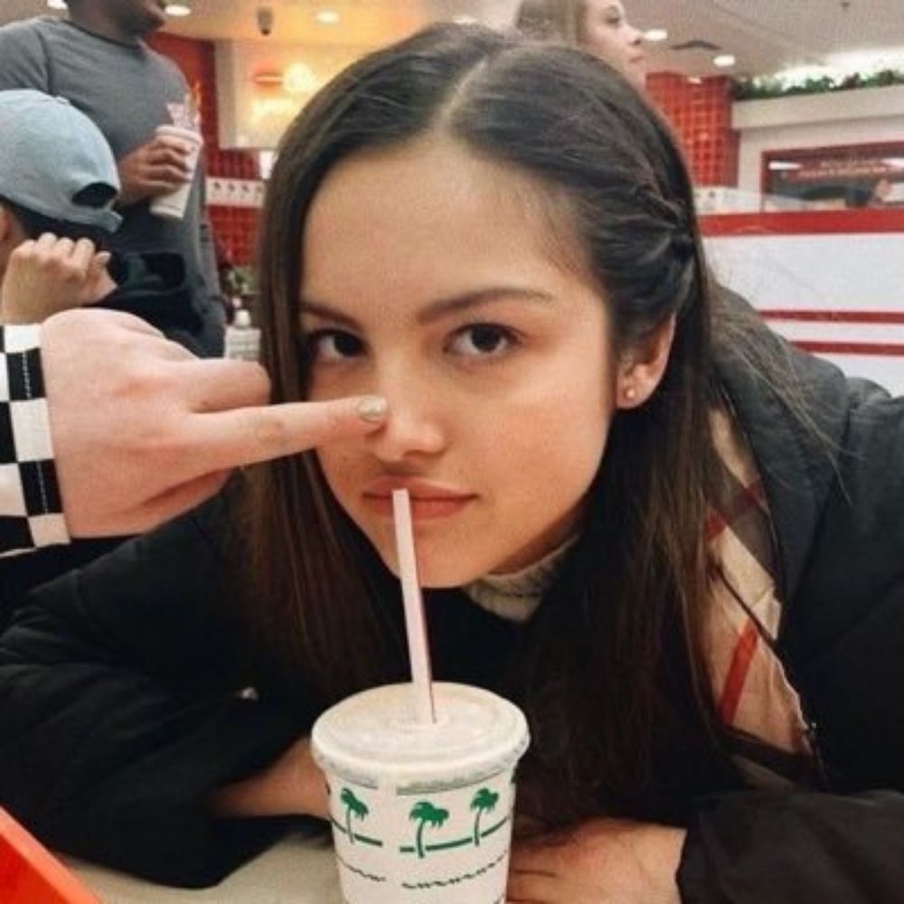 lara VAI VER A OLIVIA