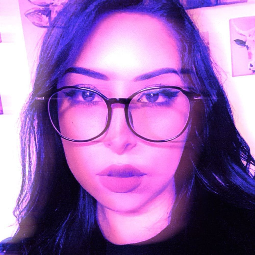 Esme 🖤⛓️