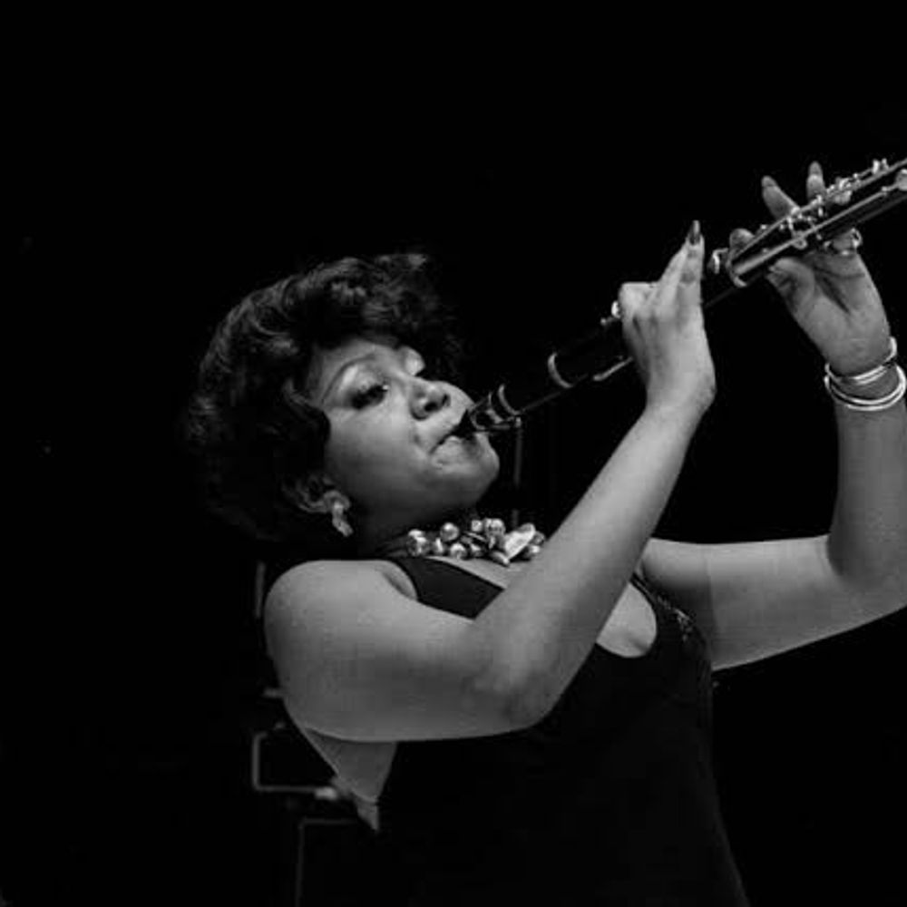 alcione tocando oboé