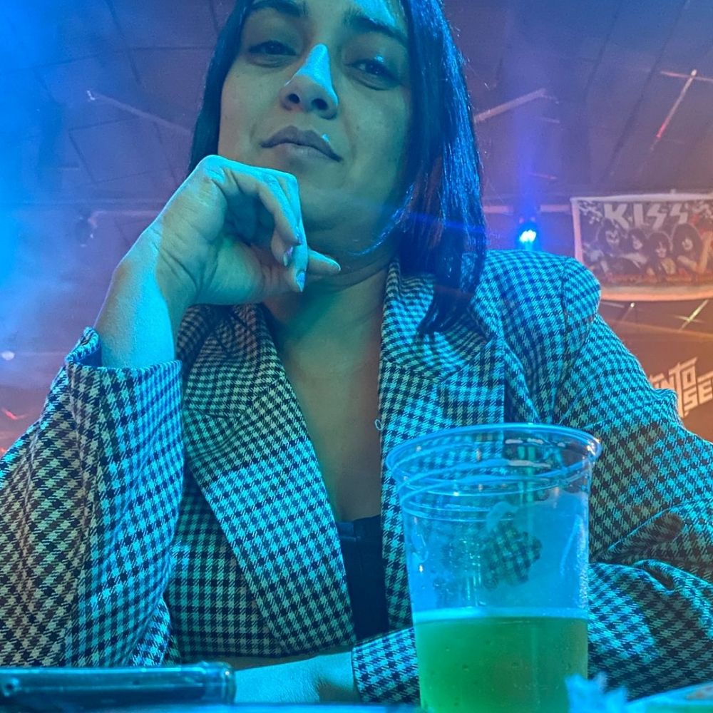 Olhos de cigana, oblíqua e dissimulada.