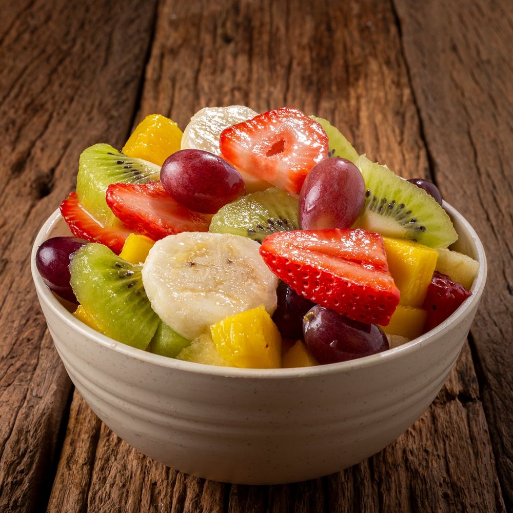Salada de frutas primaveril com cachaça