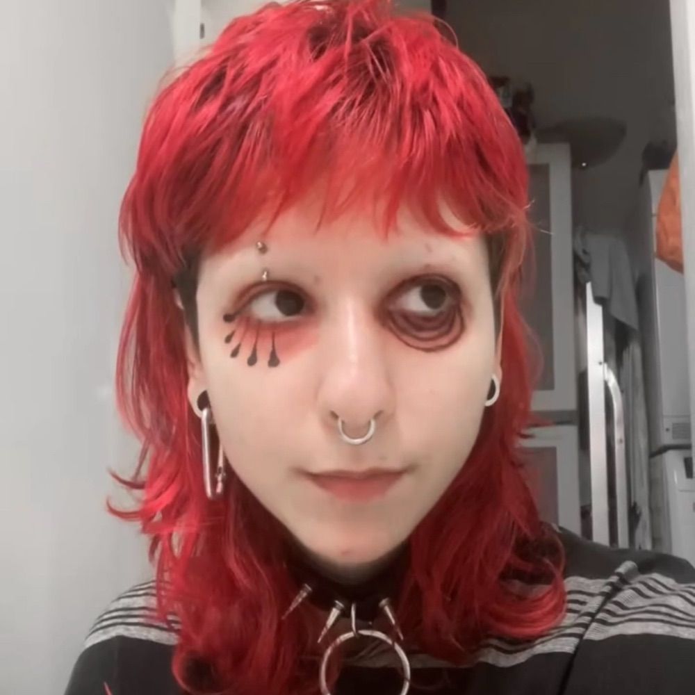 ⭑ ✮ Bug (it/he) ✮ ⭑