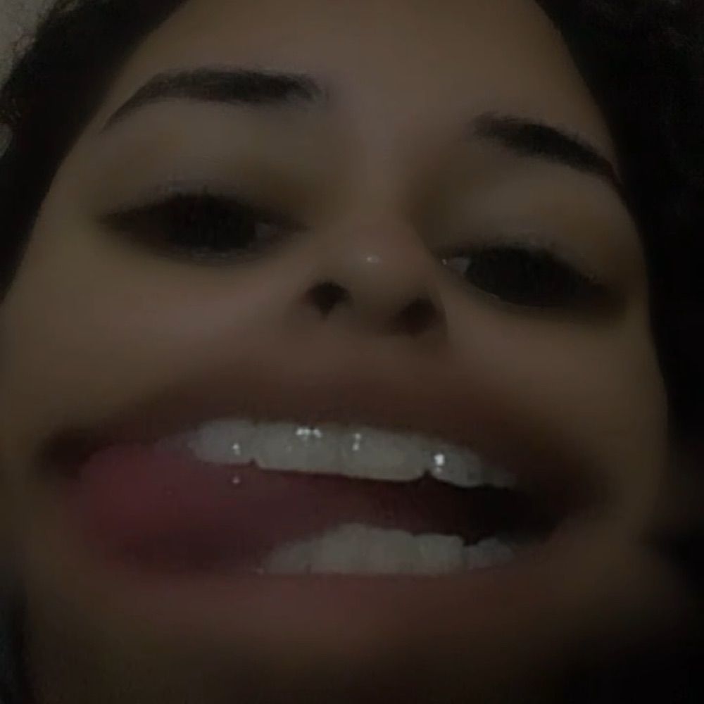 menina feminina risonha 