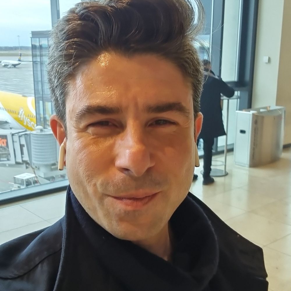 Arash Molavi Vasséi 