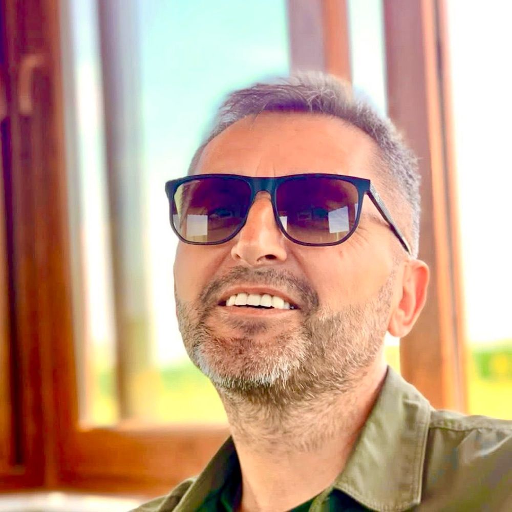 Ayhan Özer