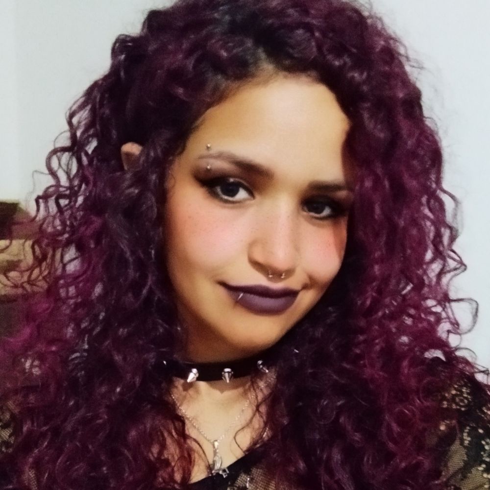Ísis está ✨escrevendo✨