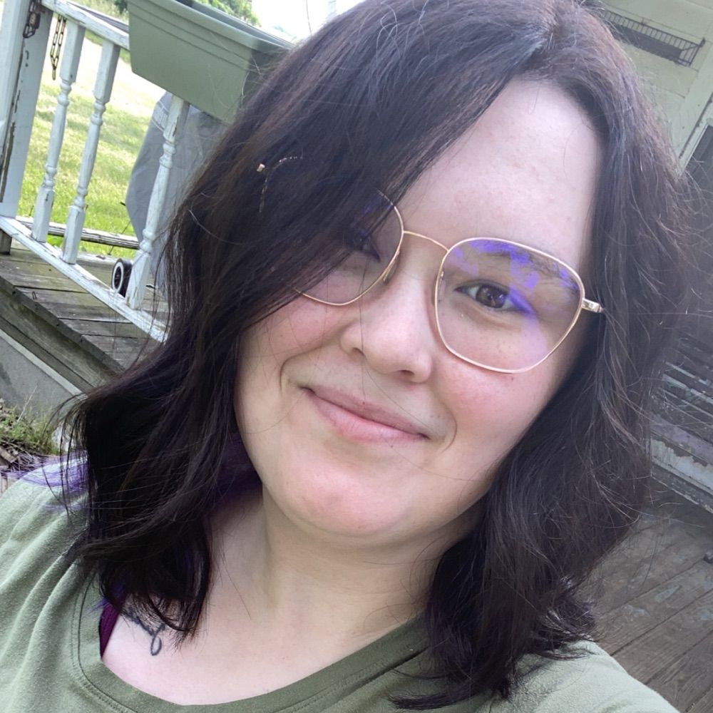 Aria Graves - Author