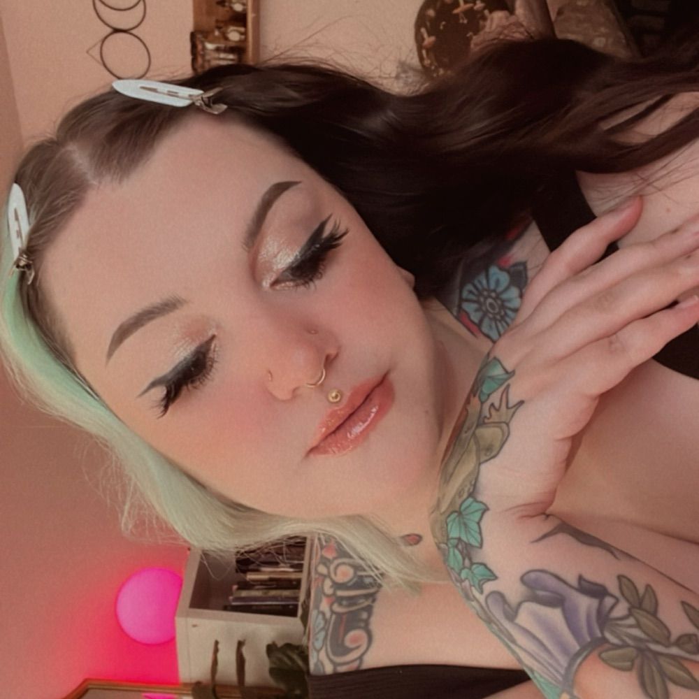 Gloss🦋🌿🗡️💕