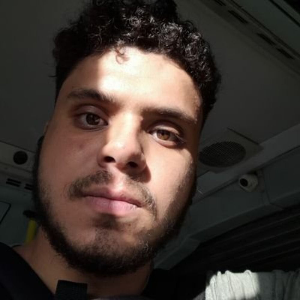 Em Mudança. Ass: Lucas Jordão