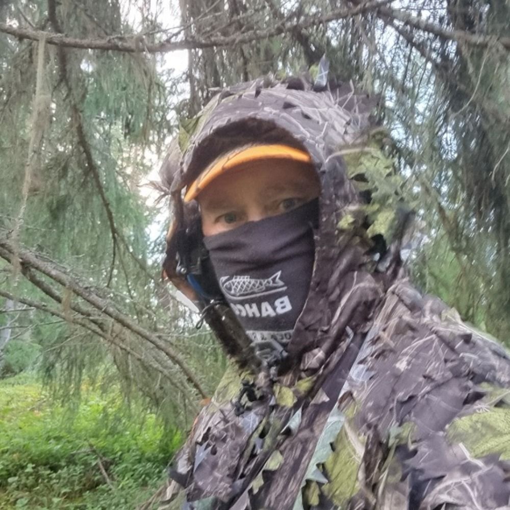 Skäggig med pipa.