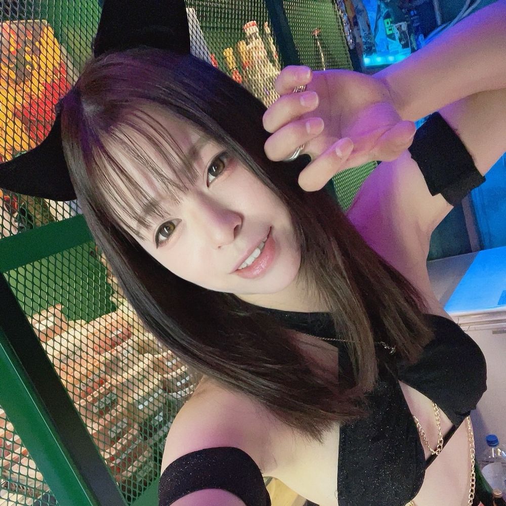 にま