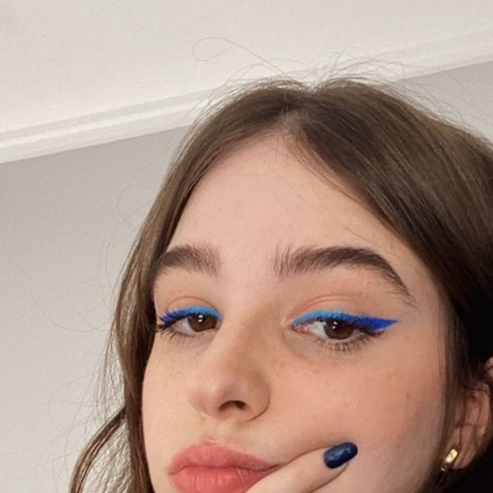 Julia de cabelo liso