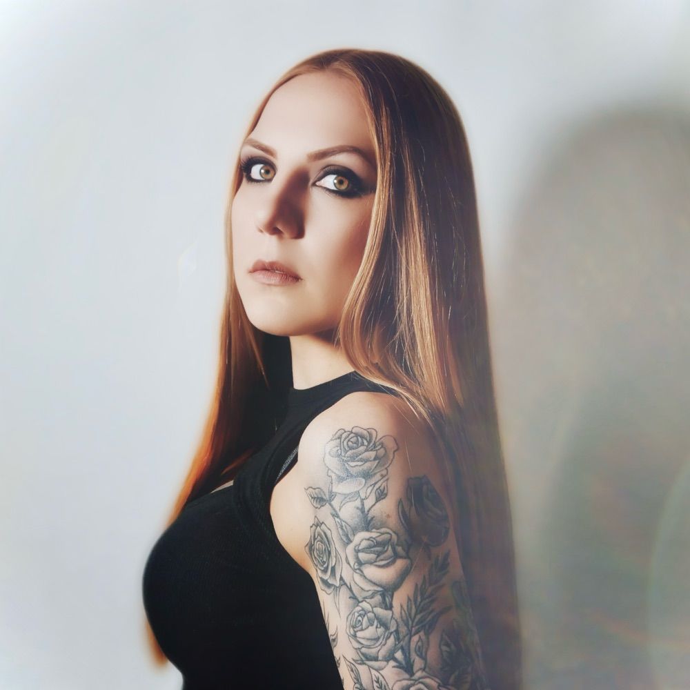 Mona Red 🖤 [singer-songwriter]