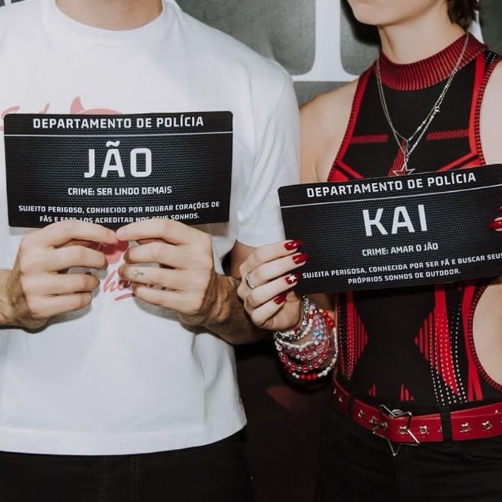 KAI ABRAÇOU O JÃO