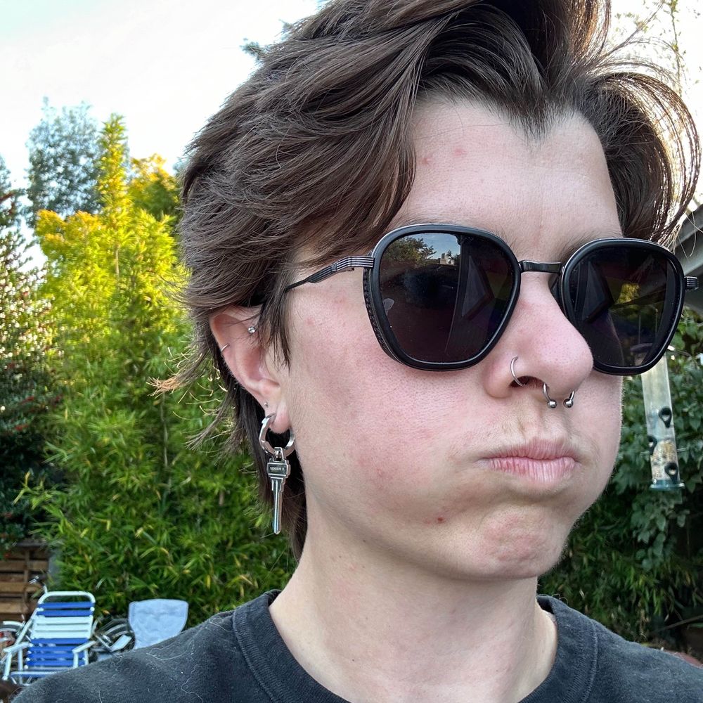 Izzi (they/them)