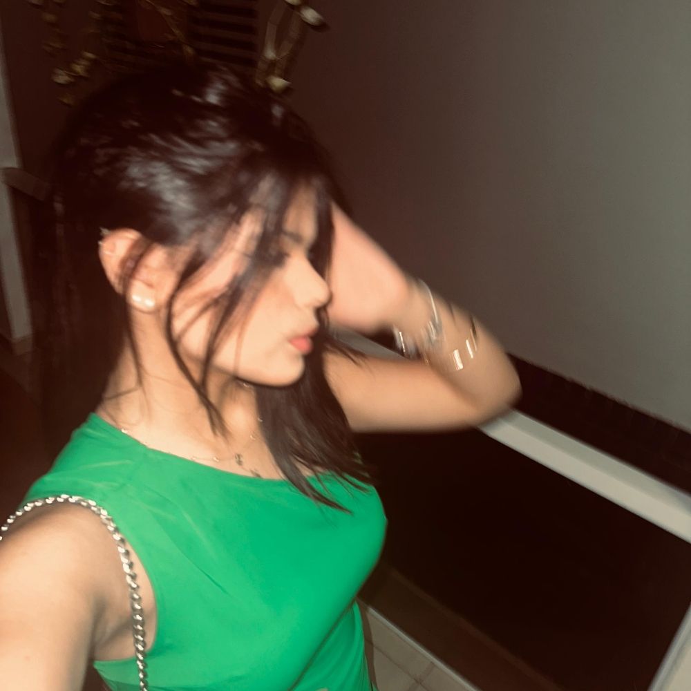 Latina perdida em um bar grego 