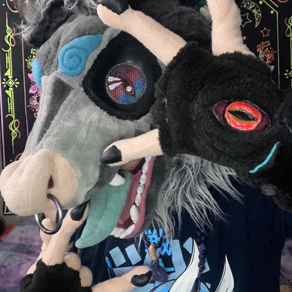  𝕿𝖍𝖆𝖙 𝖉𝖊𝖒𝖔𝖓 𝖕𝖔𝖘𝖘𝖚𝖒