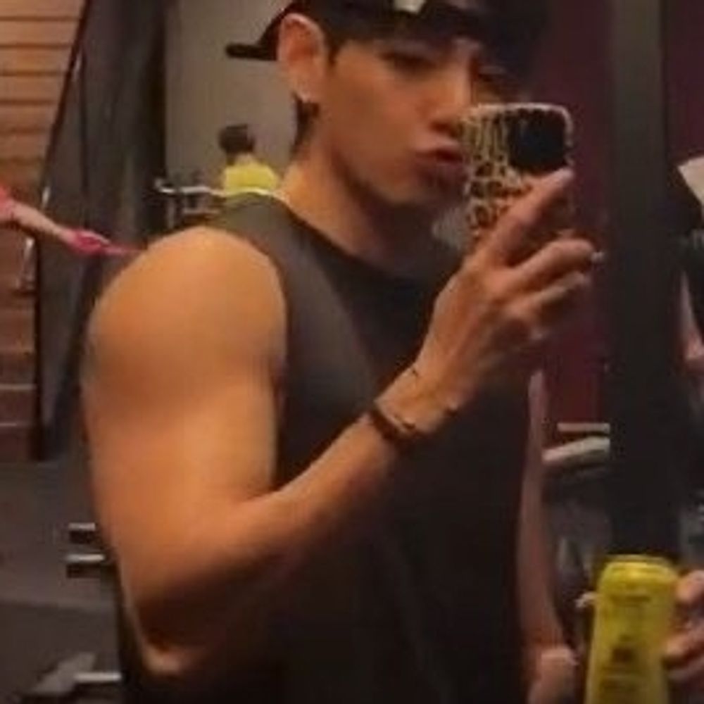 biceps do taehyung