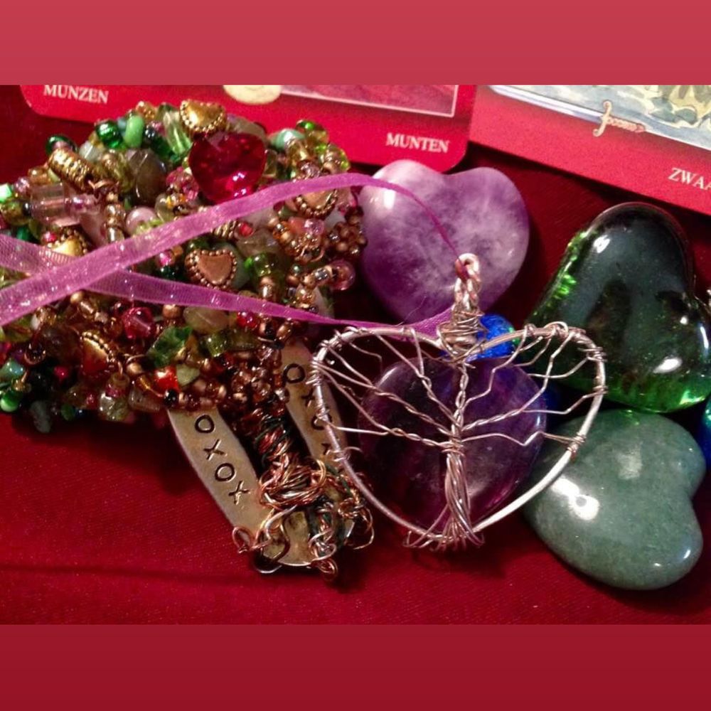 Dot IskraRekrut Magickal Psychic &Crafts, Lithomancy, Divination