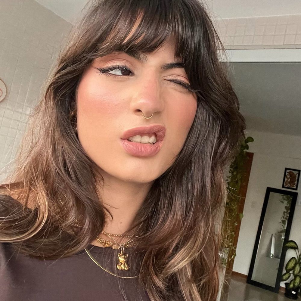 uma mulher multi-cacetada