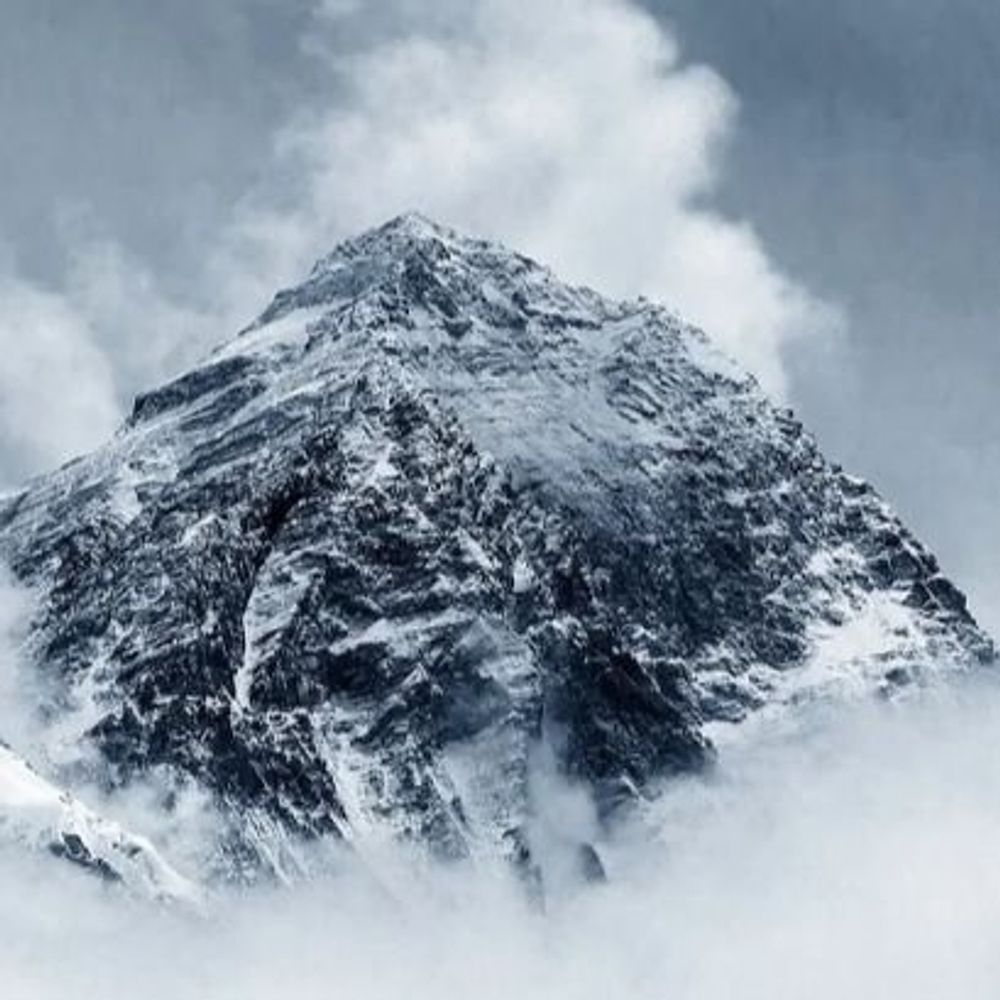 Stormy_Everest