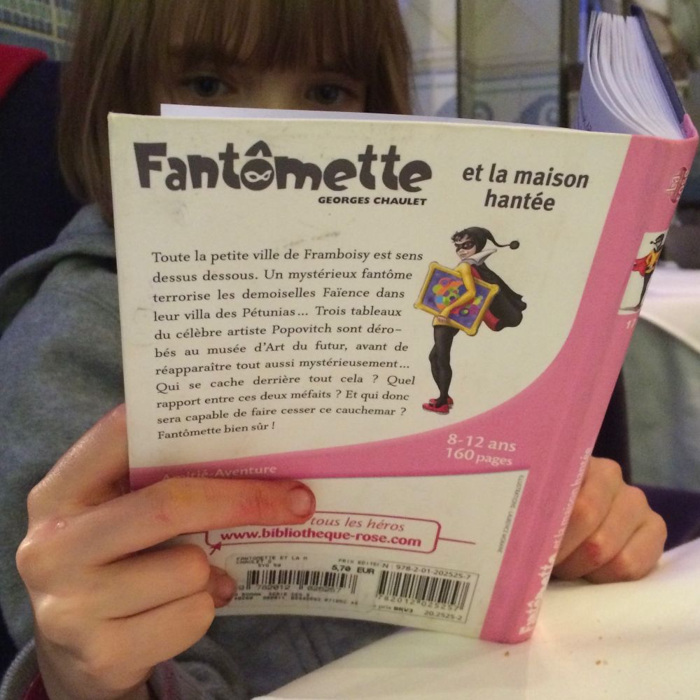 Sophie lit des livres 