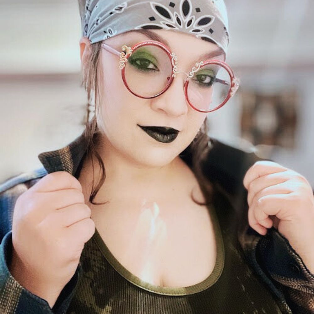 V / Vivienne 🏳️‍🌈🖤🕸️🔮
