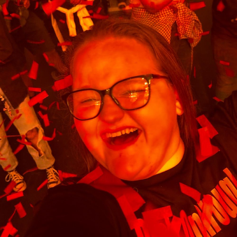 lacy |-/