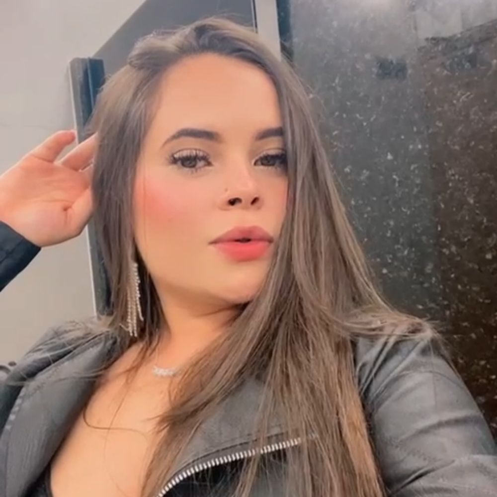 Flávia Alves 