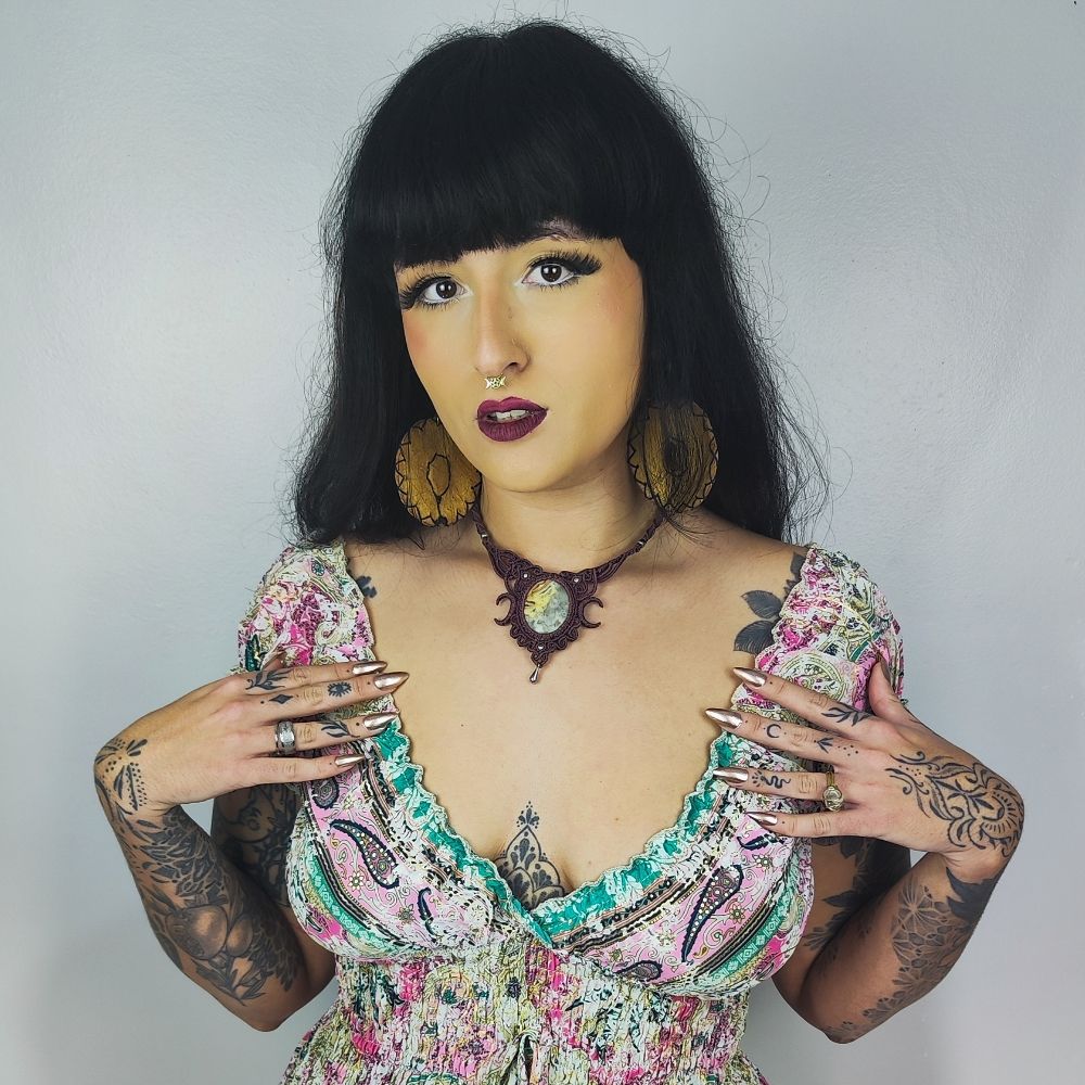 gabriela • bruja latina ☭