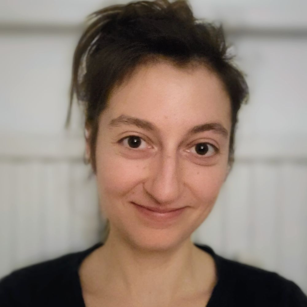 Izzie Héjja-B.