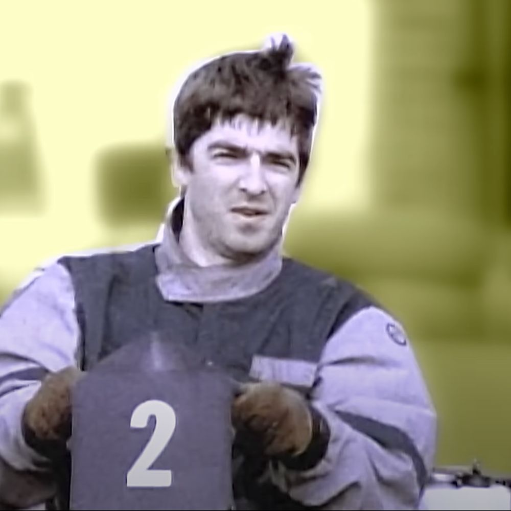 Noel Gallagher acelerando de Kart
