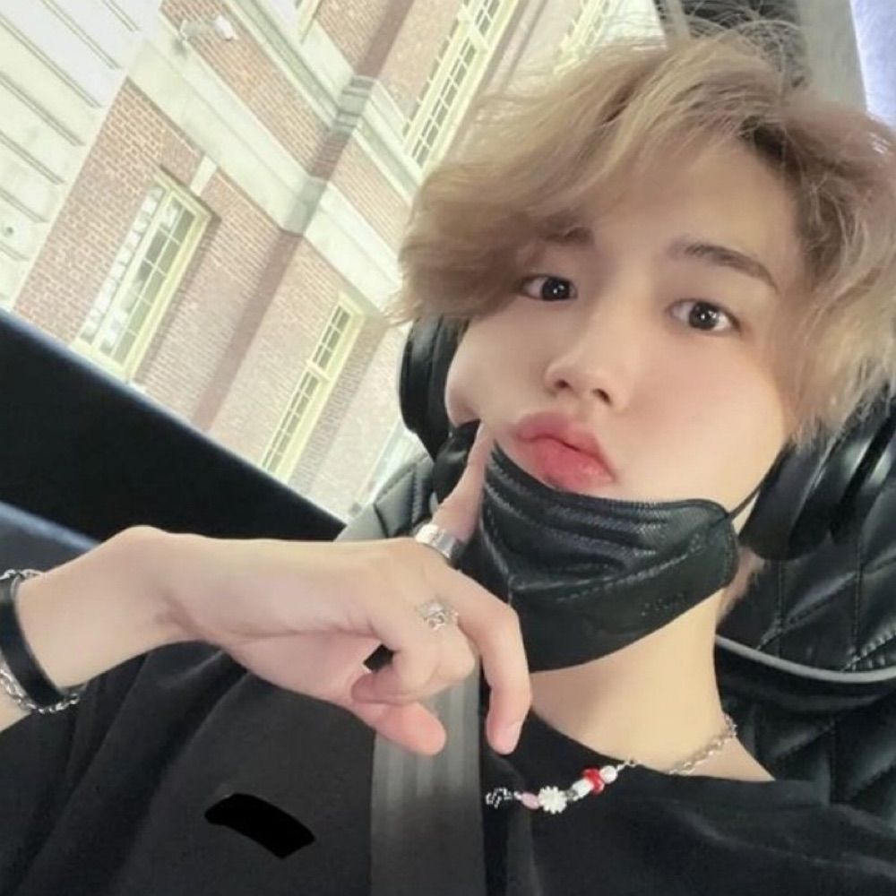 hold my han(d) ♡⁸ ࿐