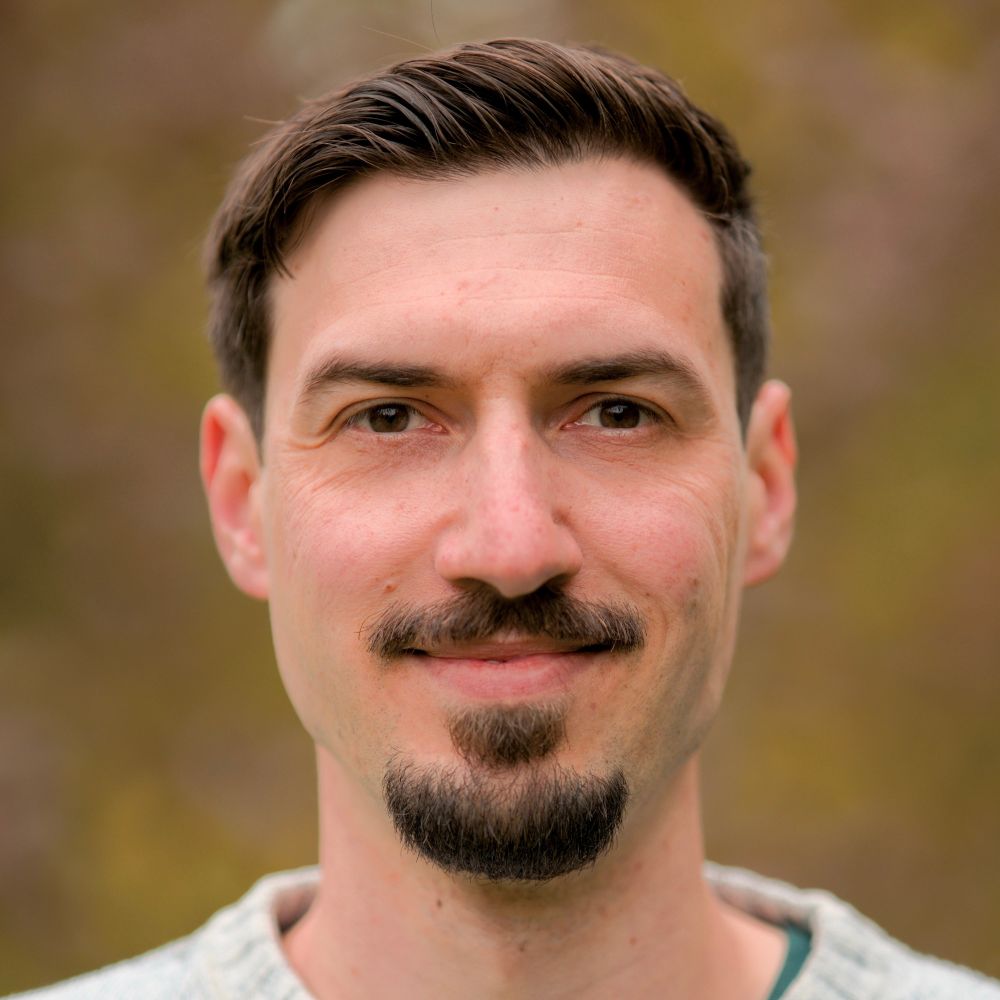 Lukas S.