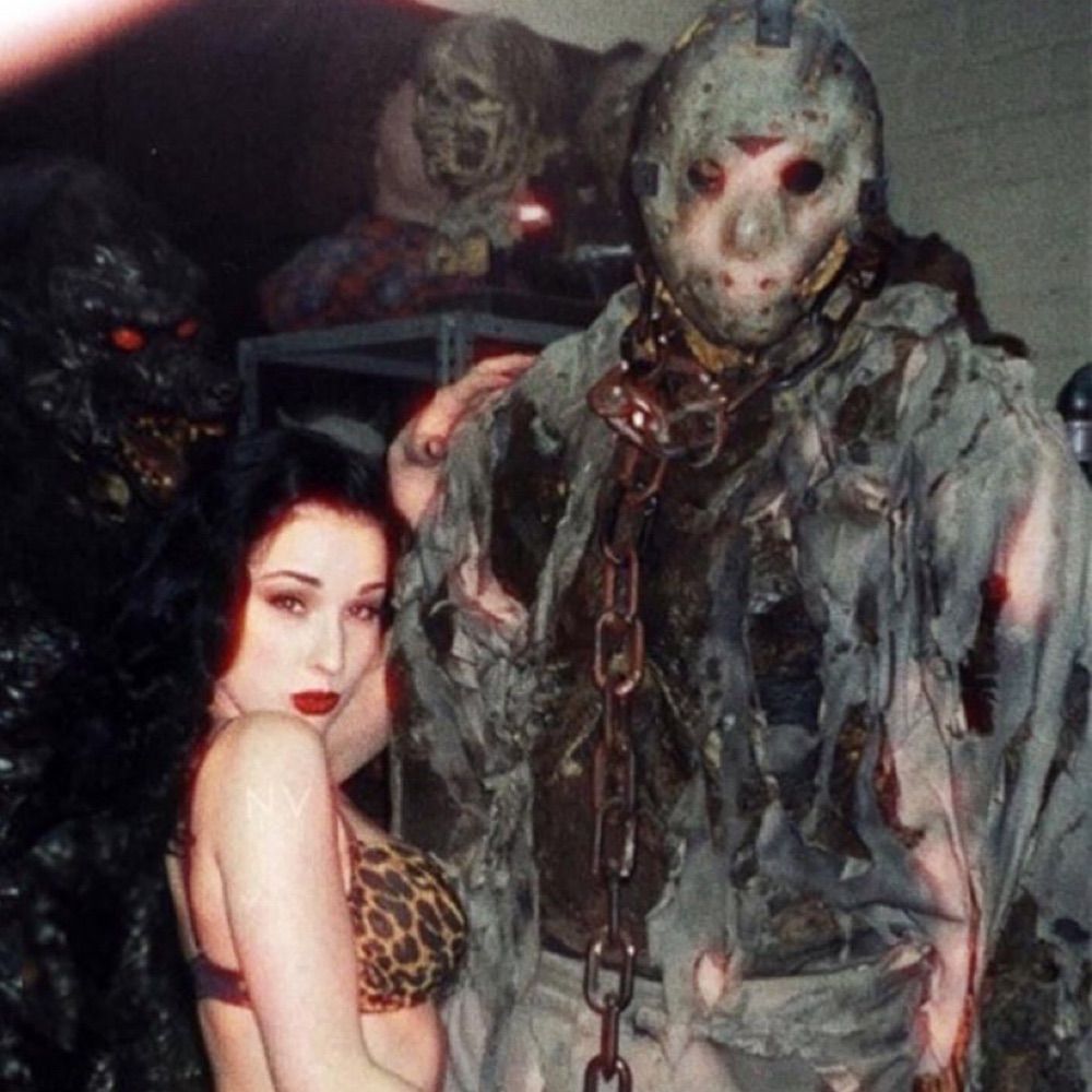 𝔈𝔩𝔩𝔦𝔢 • 𝔗𝔥𝔢 𝔐𝔞𝔫 𝔅𝔢𝔥𝔦𝔫𝔡 𝔱𝔥𝔢 𝔐𝔞𝔰𝔨