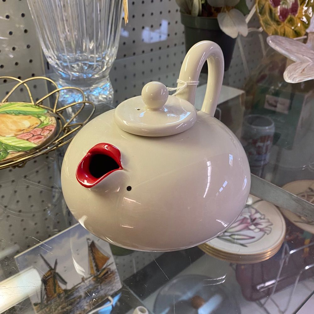 teapot with lips
