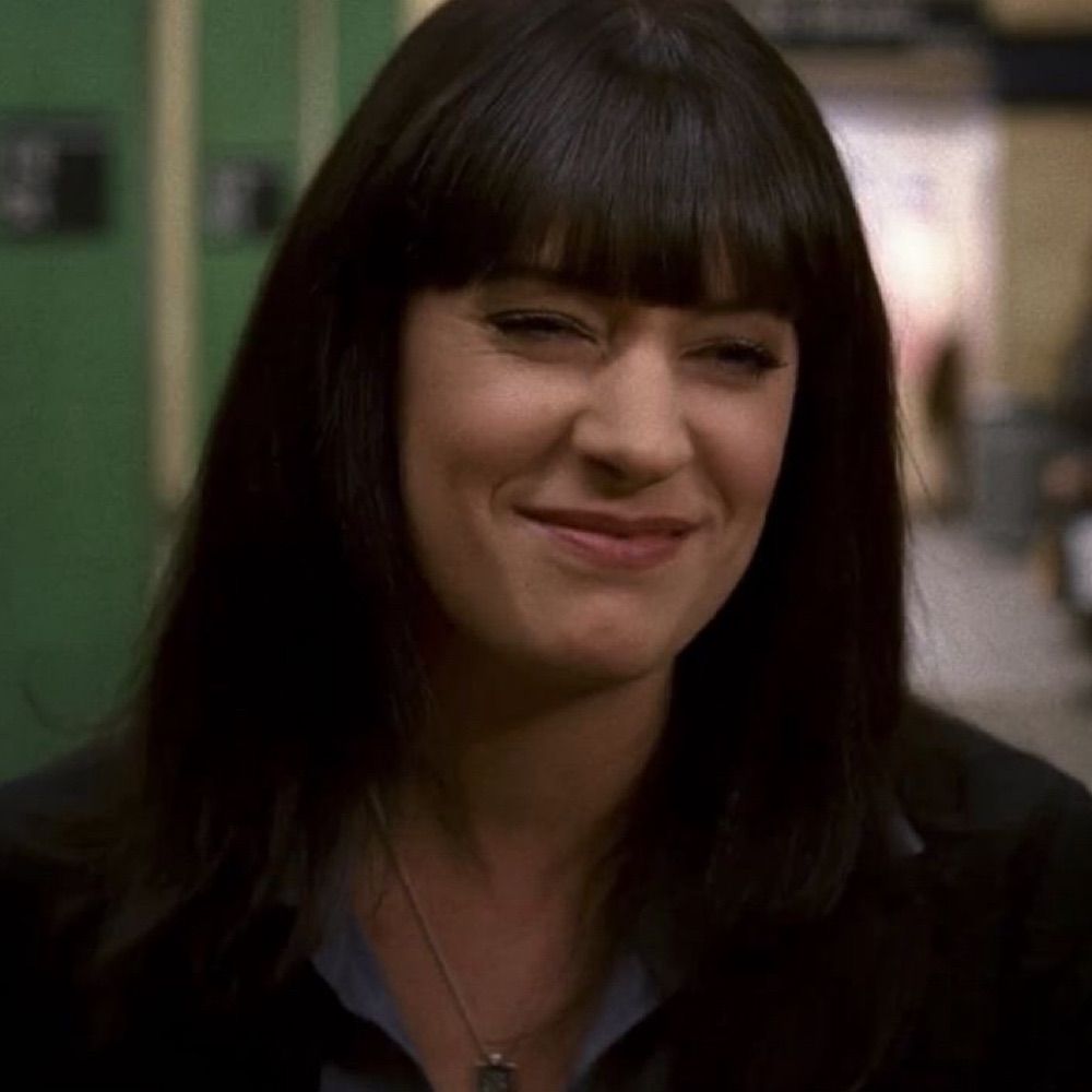 tee • emily prentiss' bangs