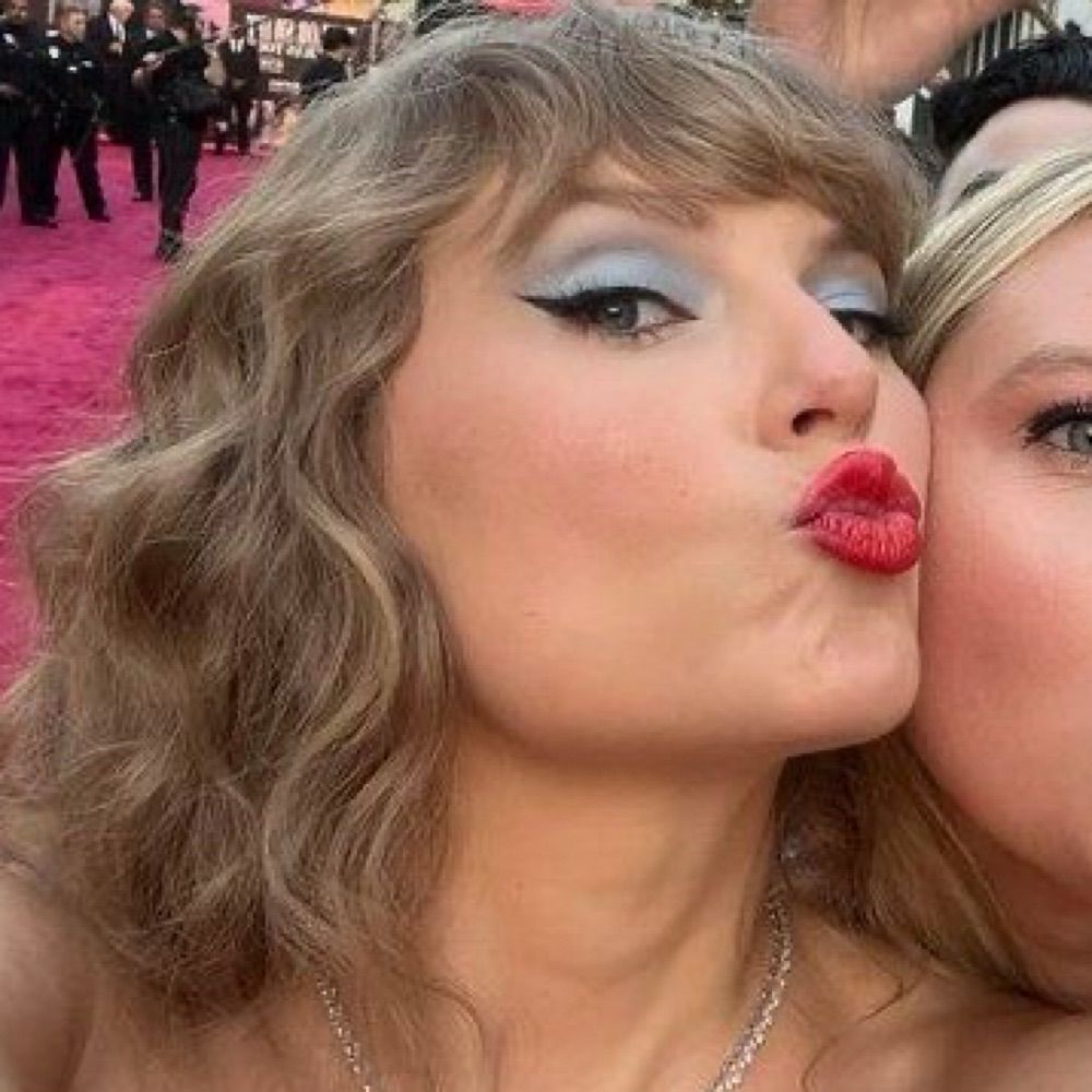 taylor swift kisses