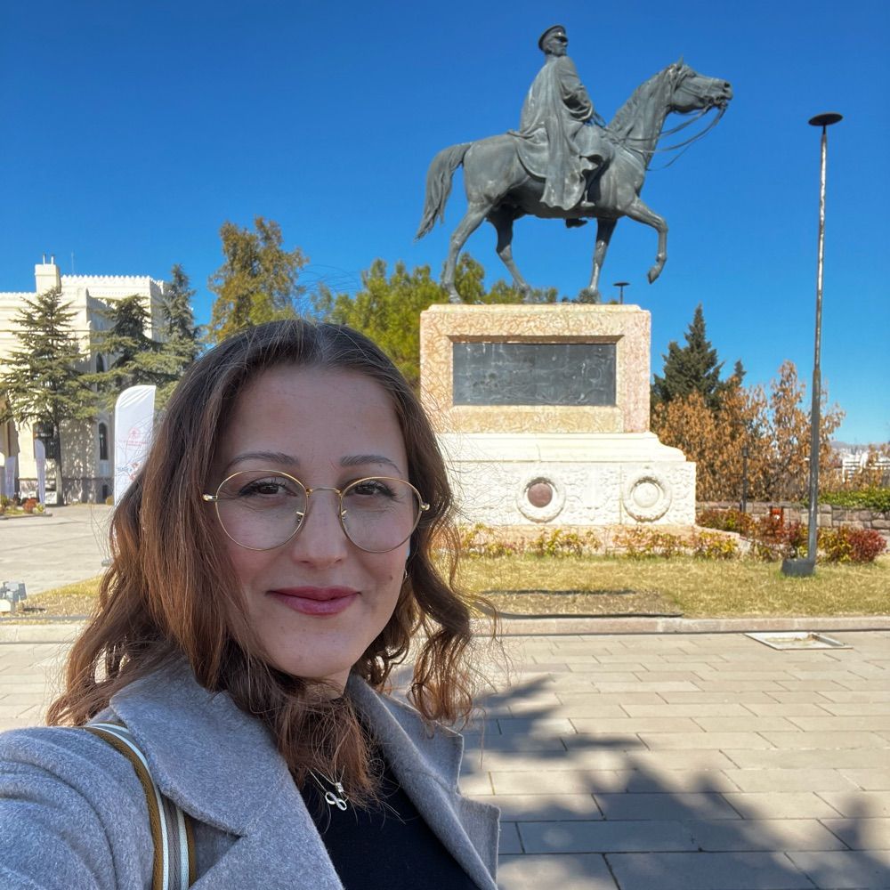 Eylem Geniş