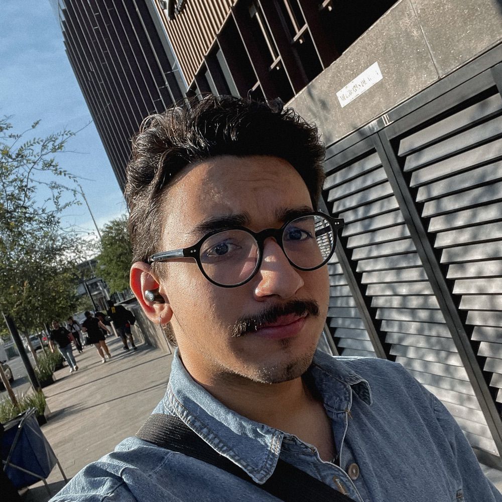 otro j con bigote