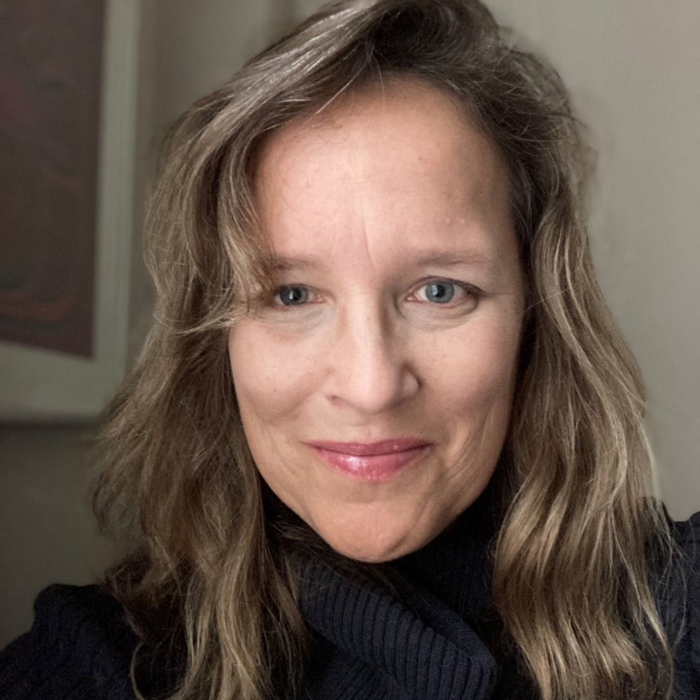 Laura M Stapleton