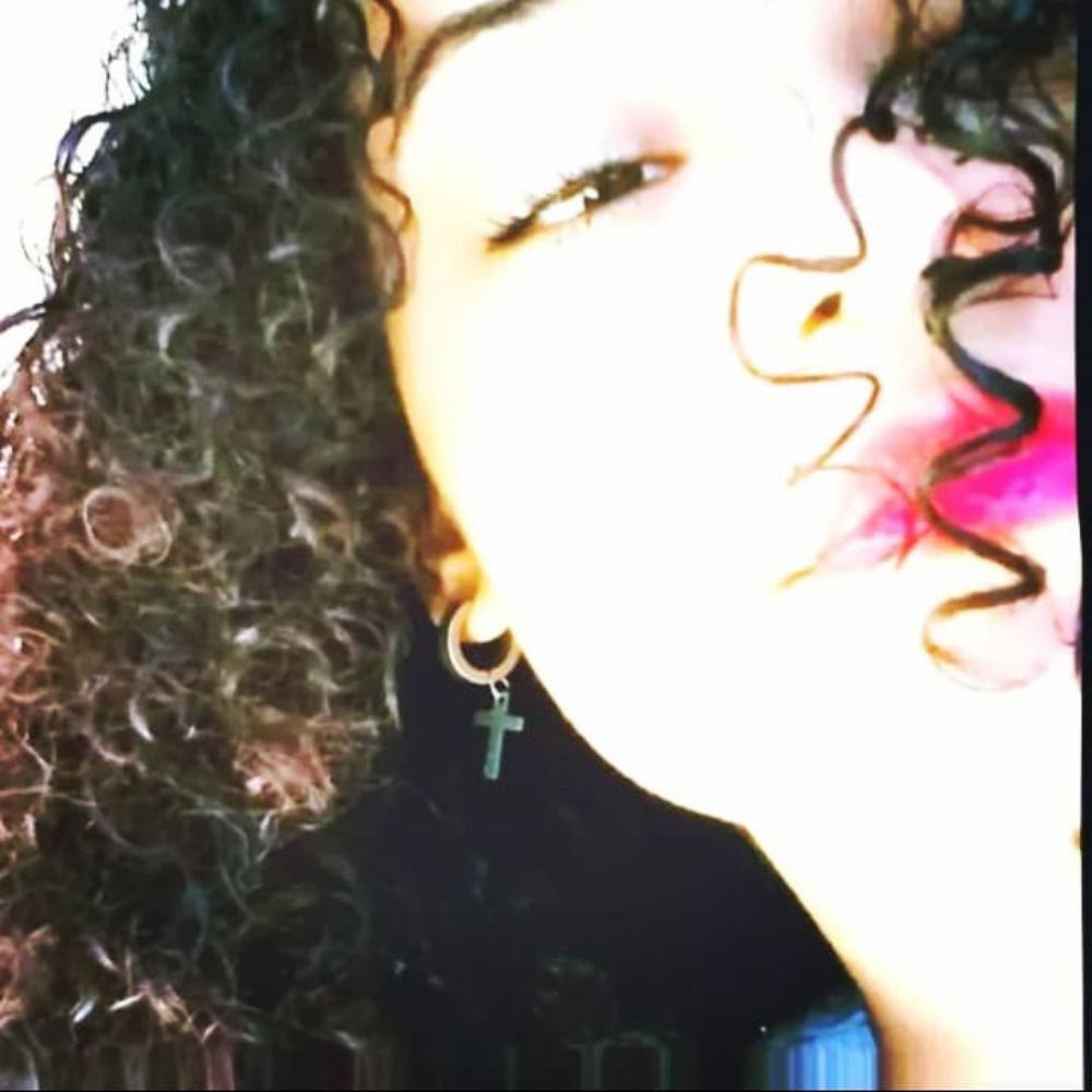 júlia.
