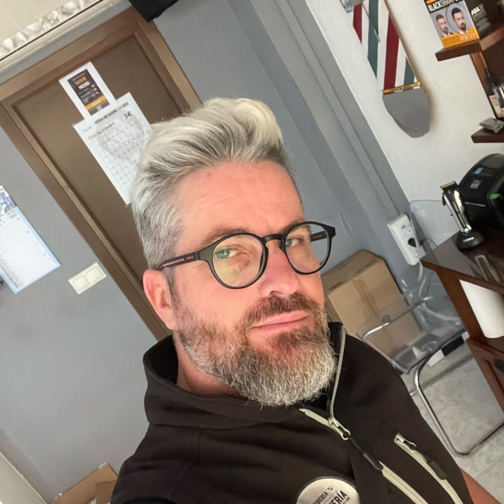 Adam Martin Peluquero