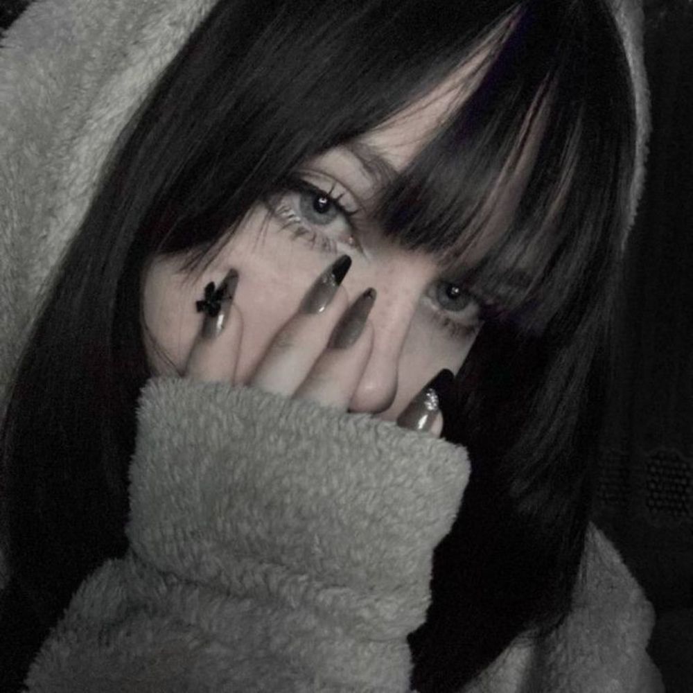       🦴 vikki >_<