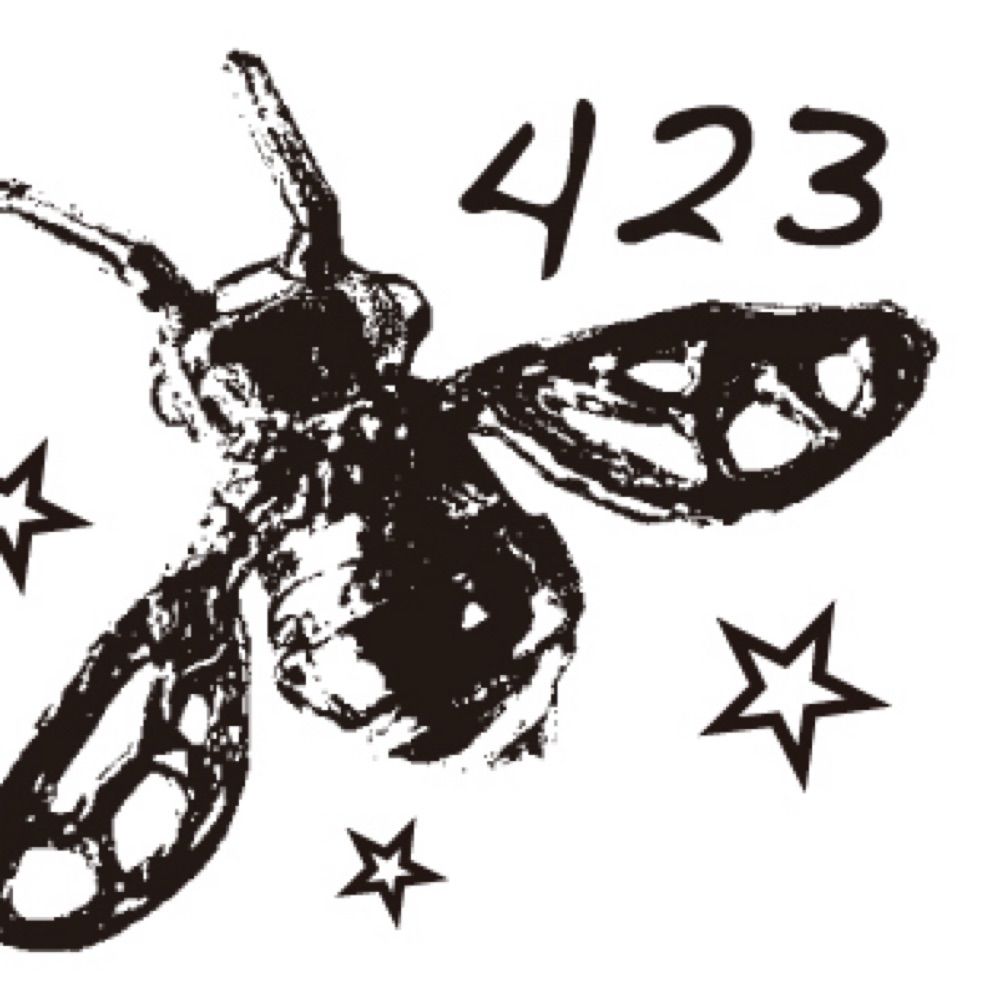423