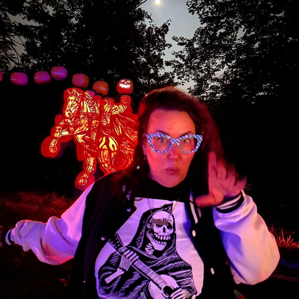 Sandy | Organizer of Glitter, Collaboration, and Community
