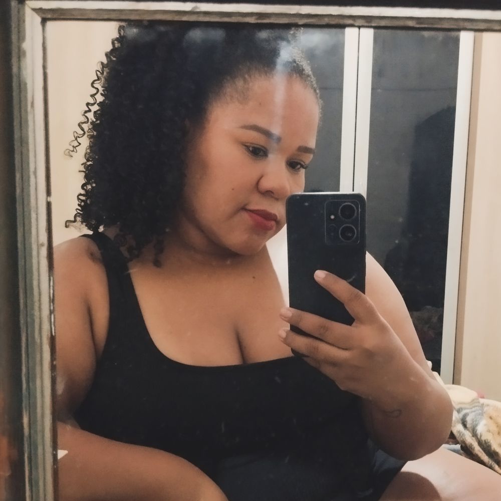 Nelia Caroline