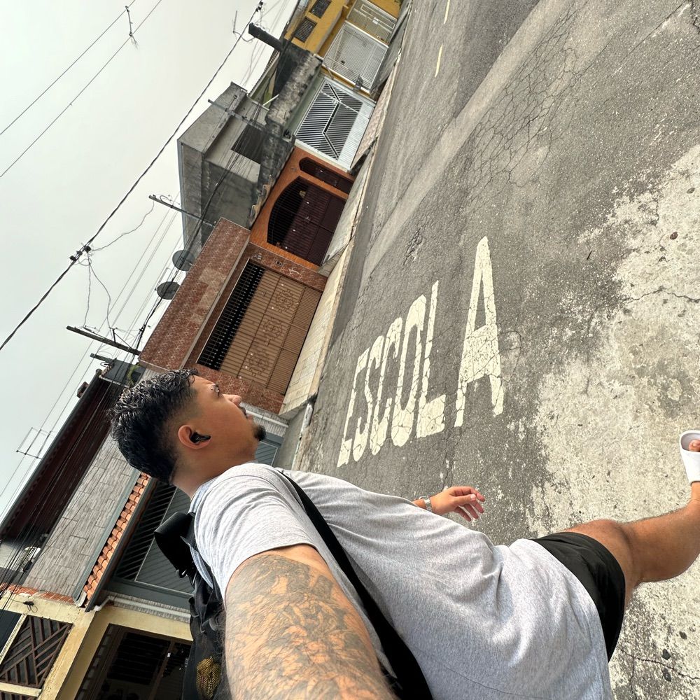 Huguinho goza y continua metendo